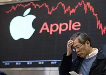 Akcie Apple klesajú